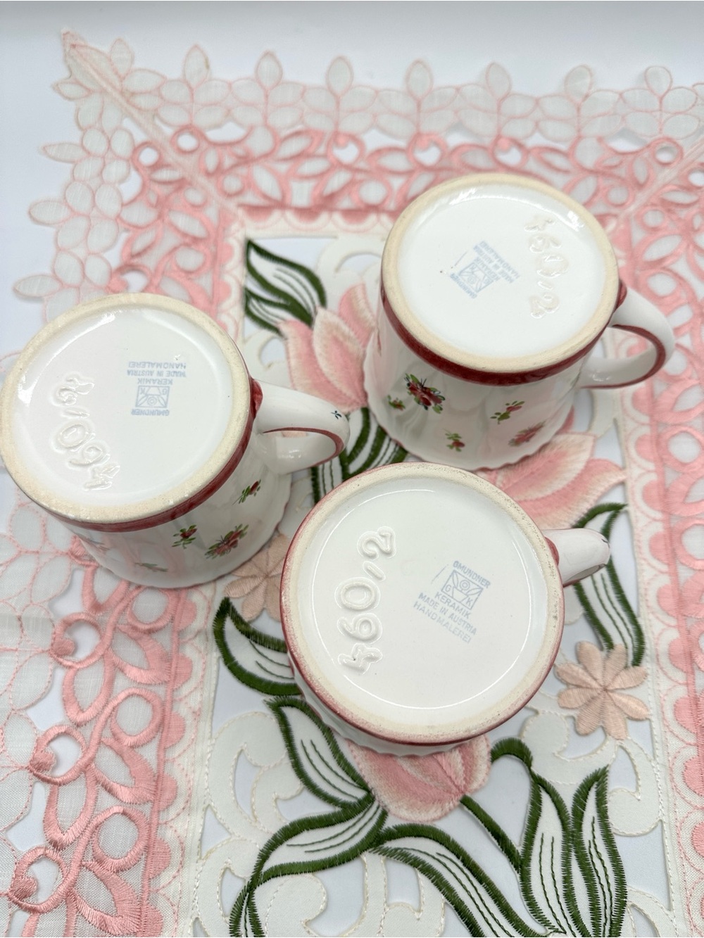 3 Austrian Gmundner Keramik Mugs. Biedermeier pattern. Hand Painted. - Picture 3 of 12